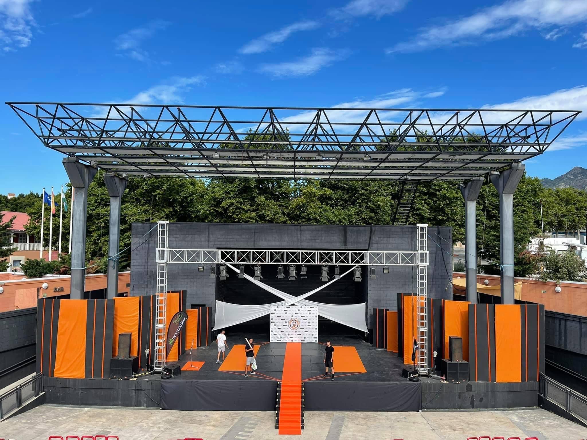 Decoraci&oacute;n con telas, flores e iluminaci&oacute;n